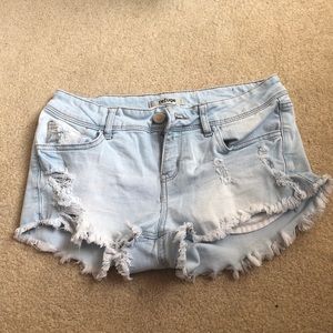 Light wash frayed jean shorts